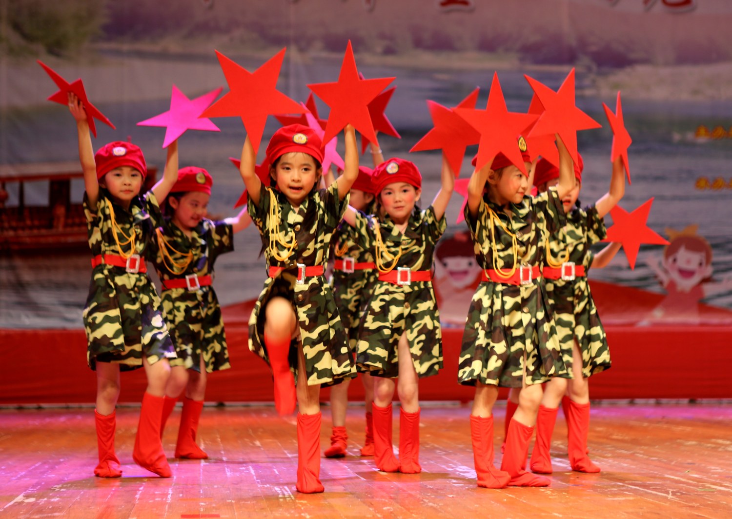 融水两新组织举行"红耀两新 童心向党"文艺汇演