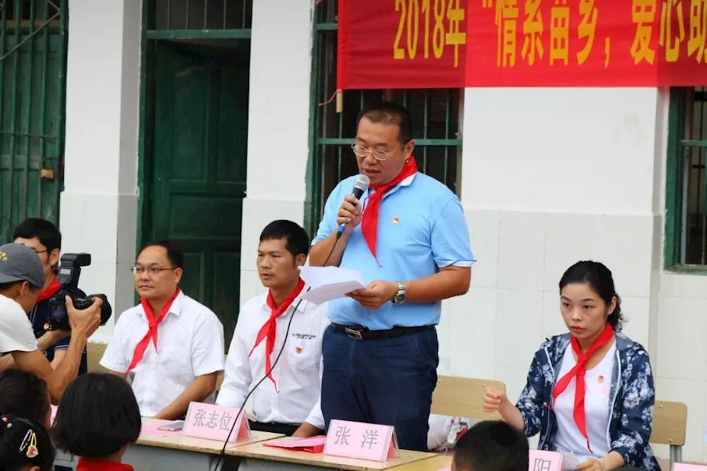 融水县委常委,副县长张洋同志代表融水县委,县人民政府向共青团廉江